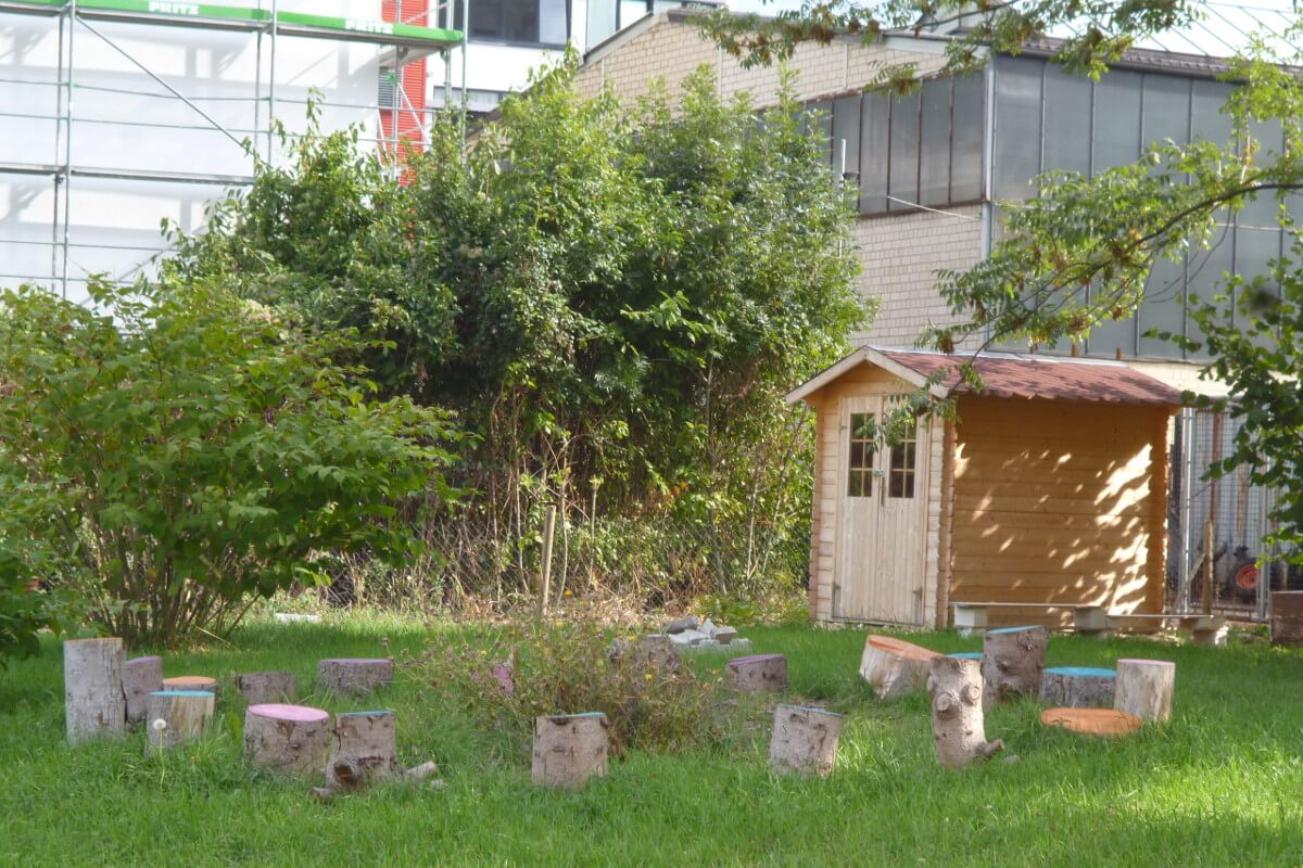 Schulgarten mit Gartenhäuschen