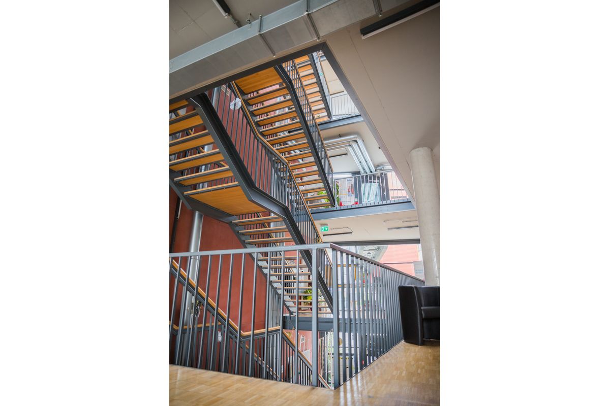 Blick ins helle, lichtdurchflutete Treppenhaus der DAA Fachschule für Sozialpädagogik Aalen
