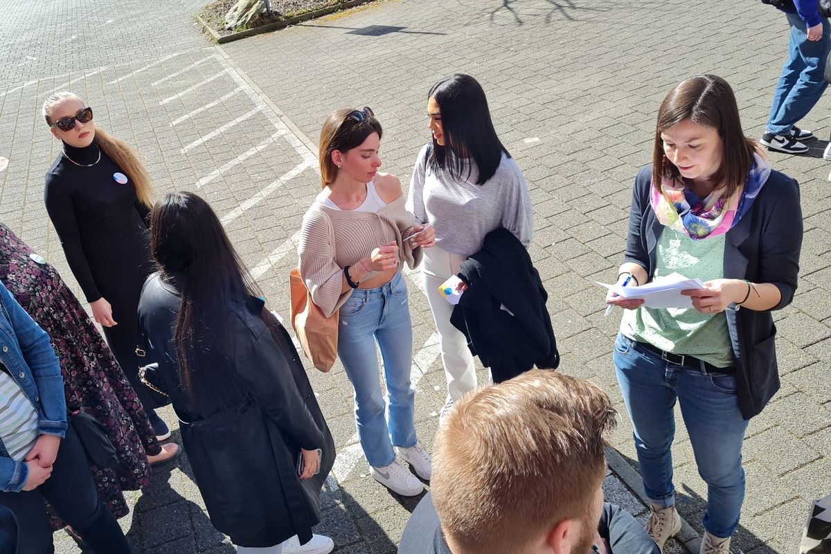 Besucherinnen beim Tag der offenen Türe | DAA Fachschule für Sozialpädagogik Aalen