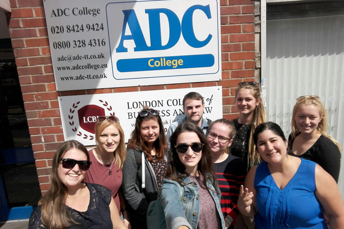 Eine Gruppe Teilnehmerinnen vor dem ADC College