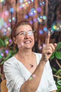 Referentin Lisa Käfer mit Seifenblasen