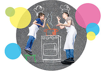 Kind und Erzieher spielen Koch