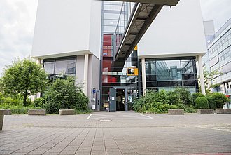 Sicht auf den Haupteingang des Schulgebäudes